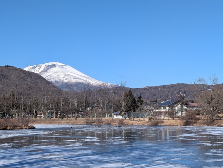 軽井沢町から見える冬の浅間山